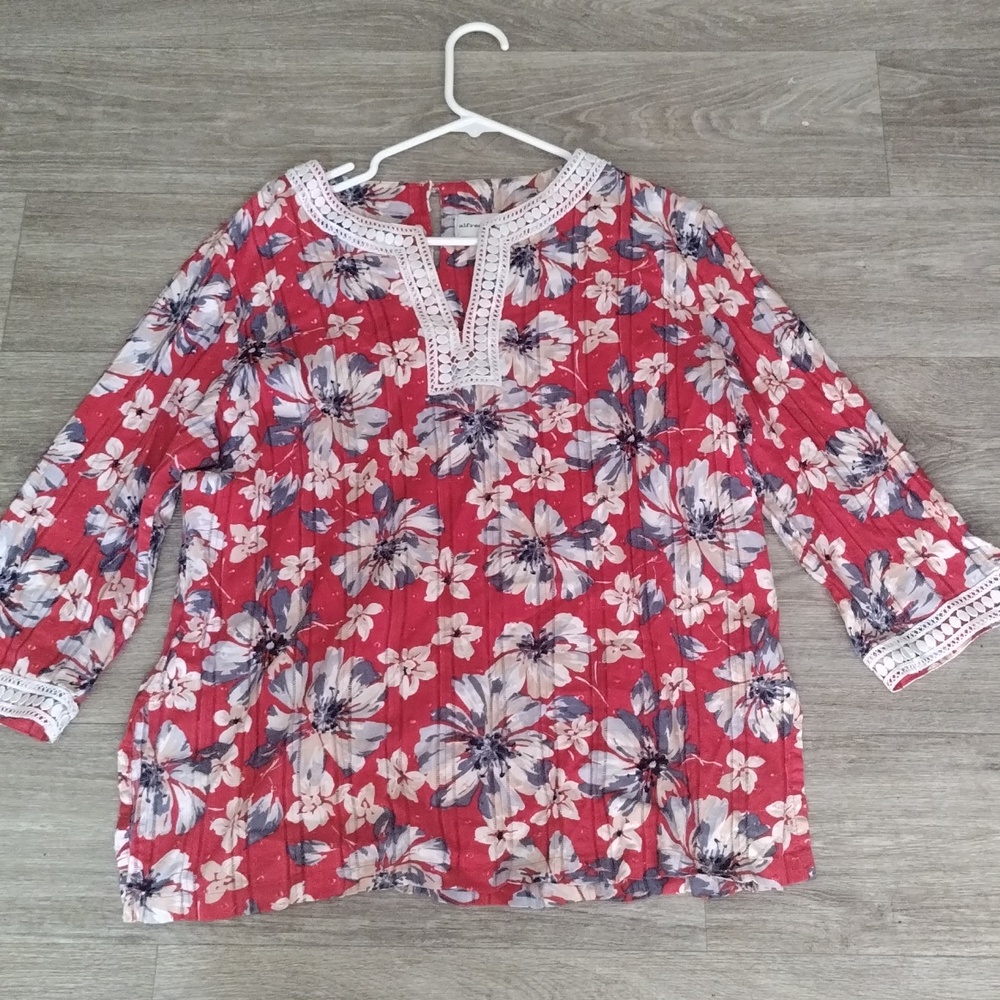 Alfred Dunner tunic floral print V-neck, and 3/4-length sleeves.